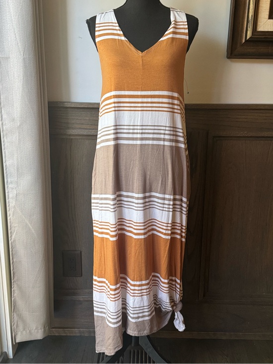 motto Dresses & Skirts - Motto Sleeveless V-Neck Striped Maxi Dress medium petite